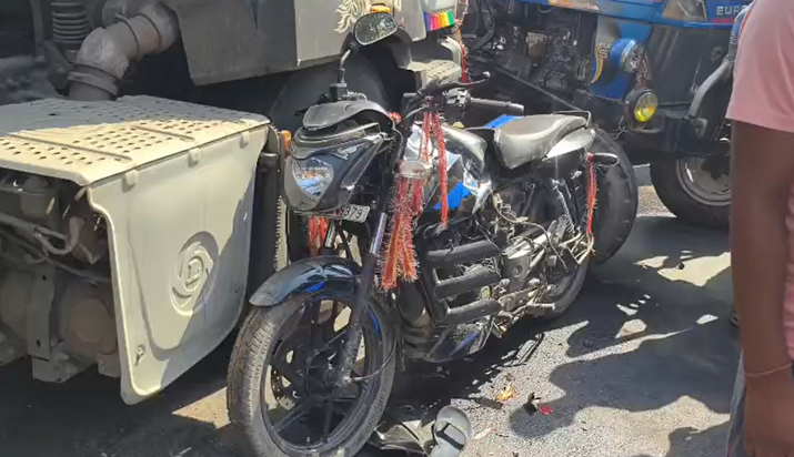 Bihar Crime : Katihar mein haiva, tractor aur bike ki bhidan Bihar Crime : Katihar mein haiva, tractor aur bike ki bhidan