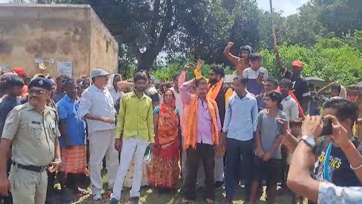 People protested against stopping of trains